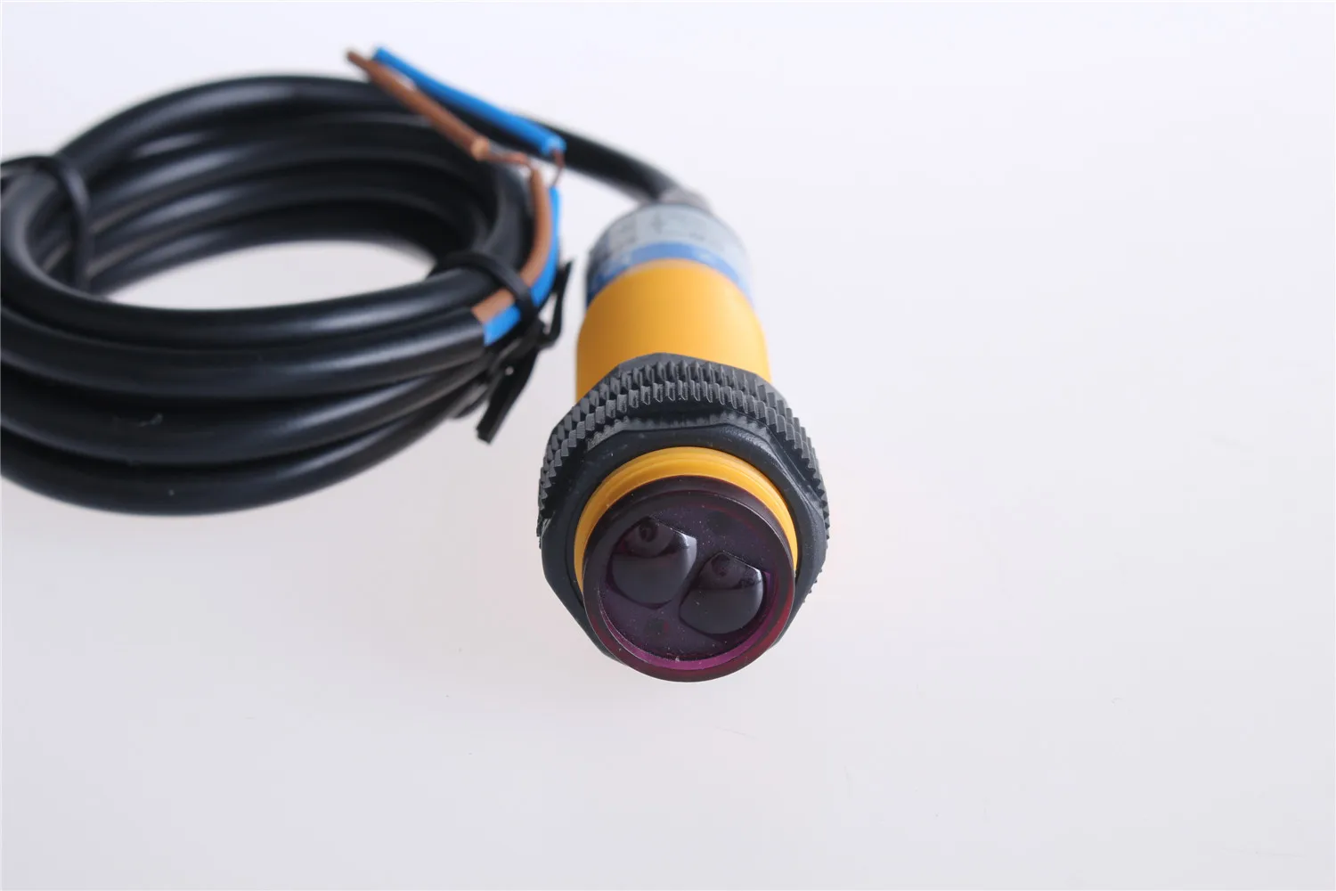 Фотоэлектрический датчик с дальностью обнаружения 30 см без инфракрасного