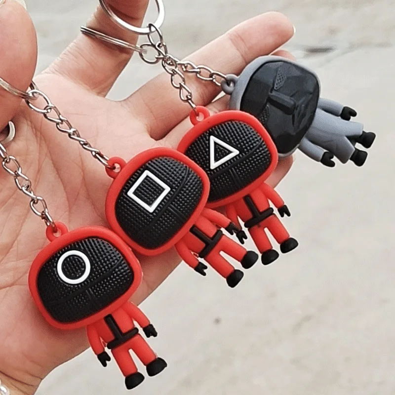 

Брелок с подвесками в виде фигурок из игры «кальмар»