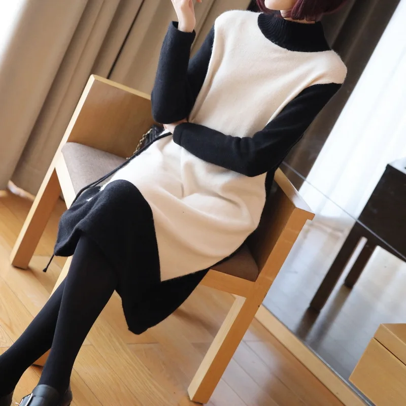 Мягкое короткое трикотажное зимнее платье женское контрастное черное с длинным