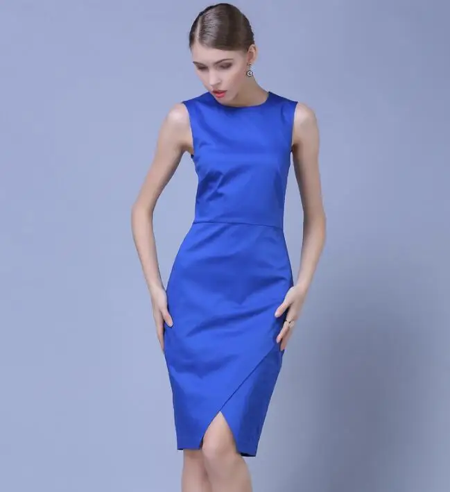 Женское офисное платье карандаш без рукавов облегающее синее средней длины