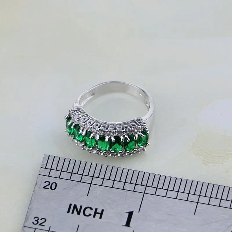 Восхитительное женское серебряное кольцо с зеленым кубическим цирконием и белым