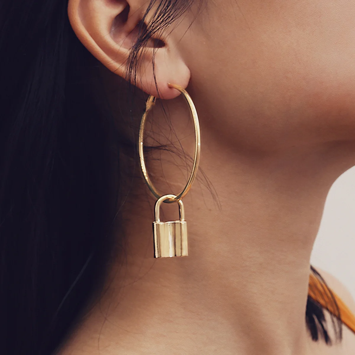 Женские круглые серьги-кольца с навесным замком большие серьги золотого цвета в