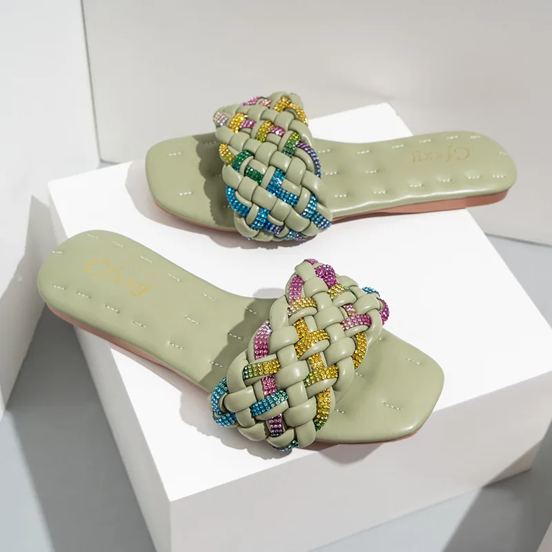 

Женские летние шлепанцы с квадратным носком, сандалии на плоской подошве с кристаллами и переплетением, модные удобные уличные тапочки бол...