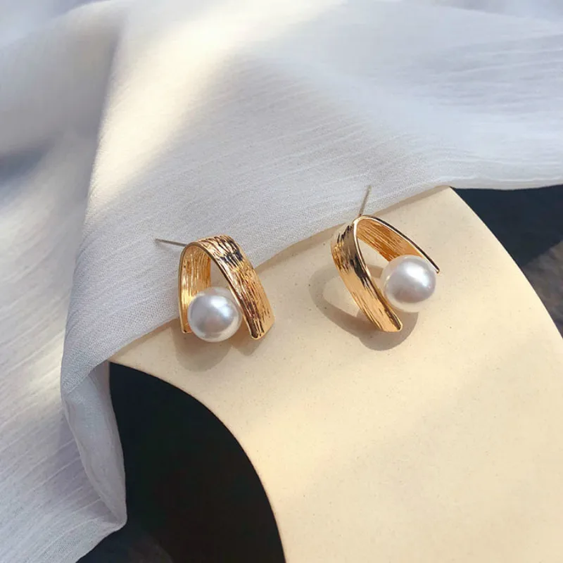 Женские серьги гвоздики с жемчугом металлические геометрической формы в стиле