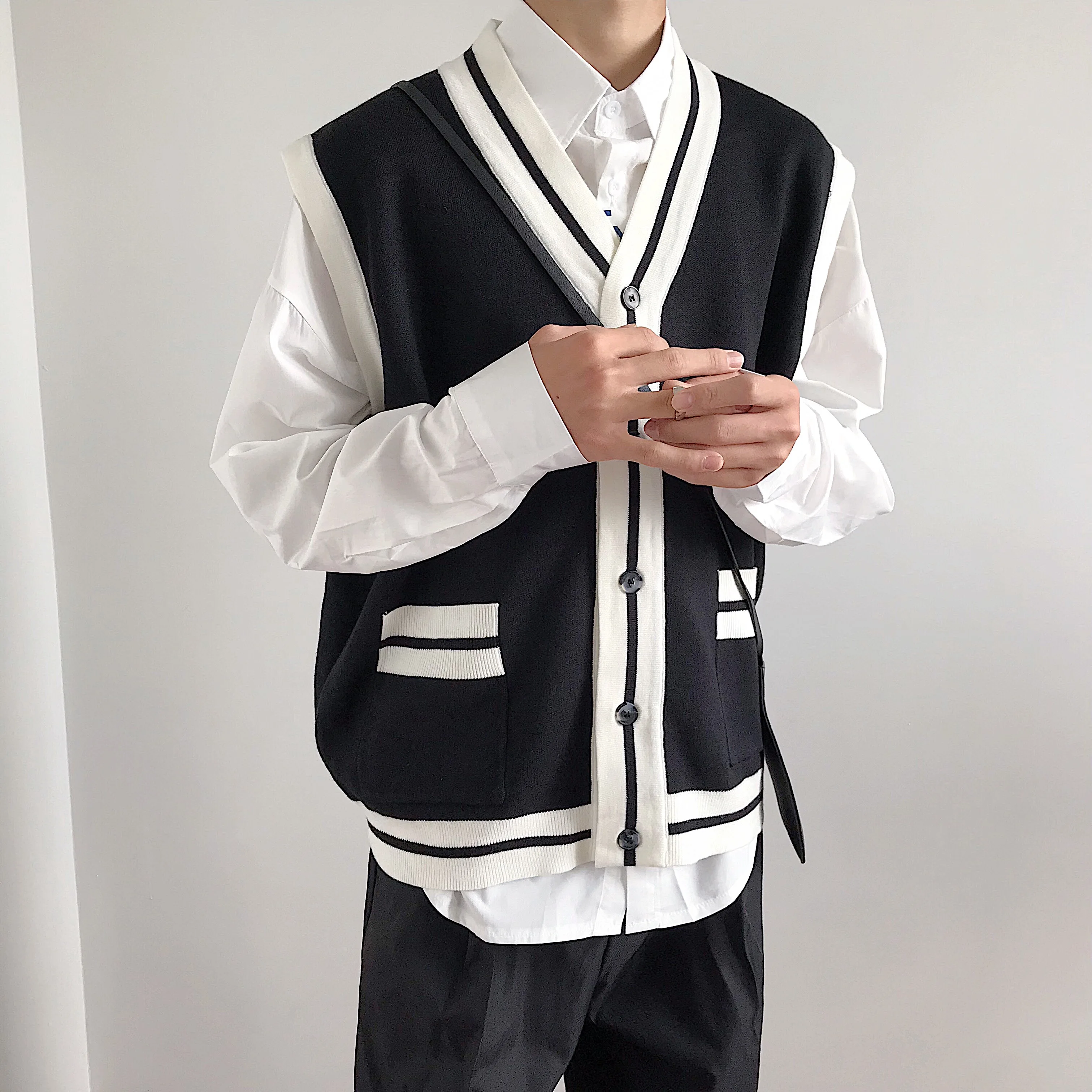 2021 autumn simple black and white color matching woolen vest men's waistcoat sleeveless retro ins knitted cardigan