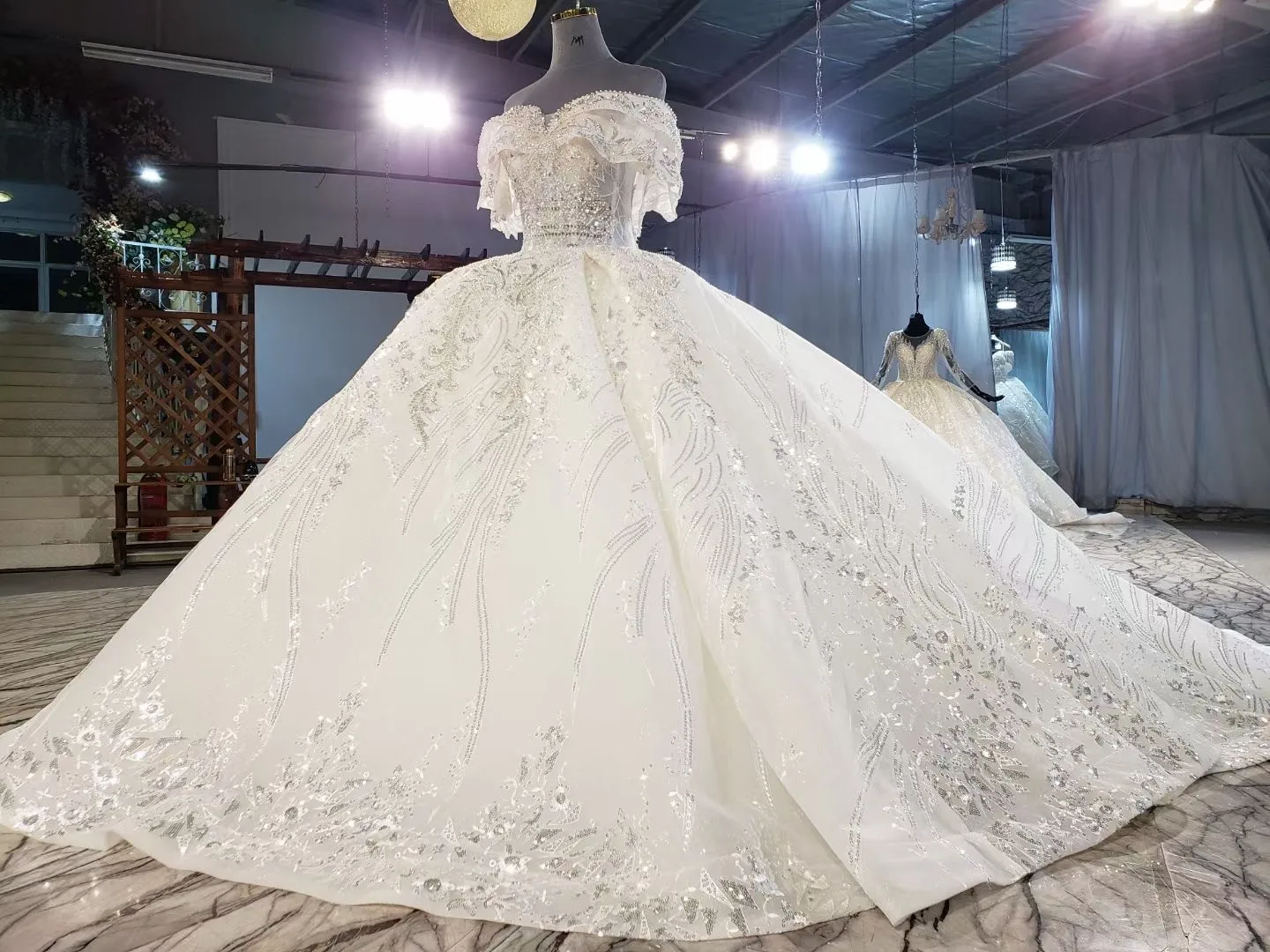 Champagne Luxury Crystals Lace Wedding Dress With Veil 2021 Sequined Beading Sweetheart Off The Shoulder Ball Gowns