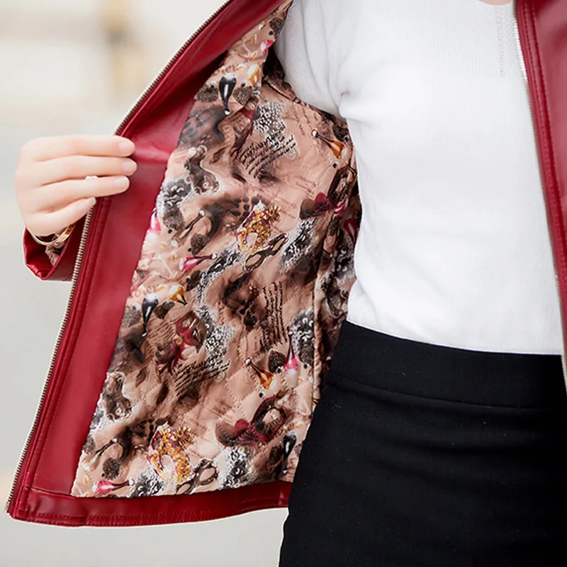 Женская зимняя кожаная куртка короткая мотоциклетная из искусственной кожи