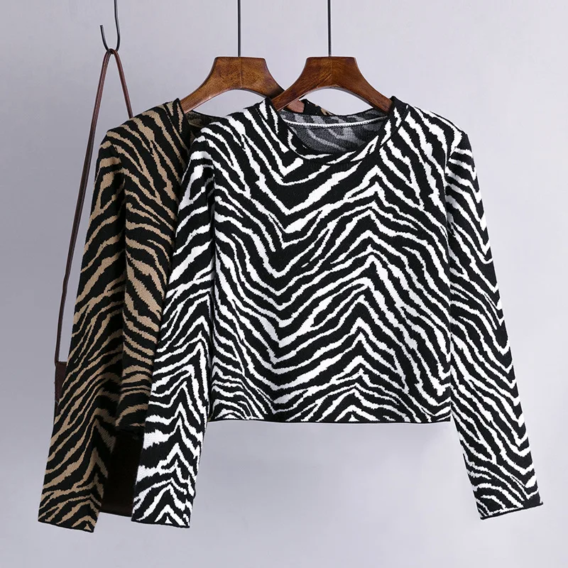 Женский вязаный свитер с длинным рукавом круглым вырезом и принтом зебры |