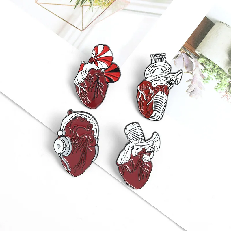 

Creative Music Heart Metal Drip Oil Brooches Punk Saxophone Heart Lapel Enamel Pin Cool Backpack Badges Corsage Jewelry Gift