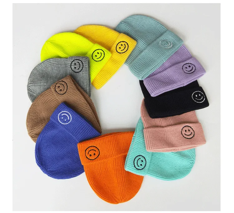 Вязаная шапка с вышивкой и изображением смайлика ярких цветов для родителей