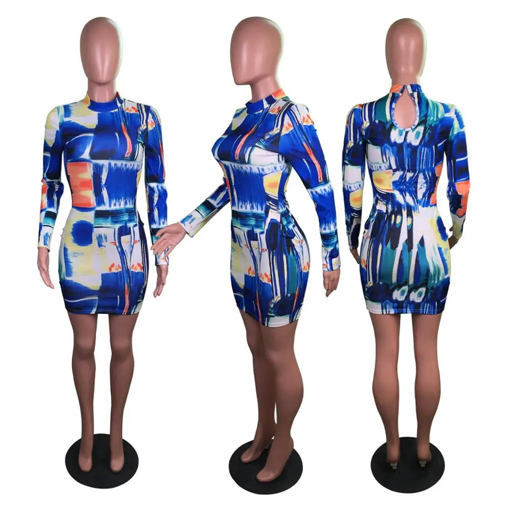 Женское мини платье трапециевидной формы длиной выше колена с круглым вырезом и