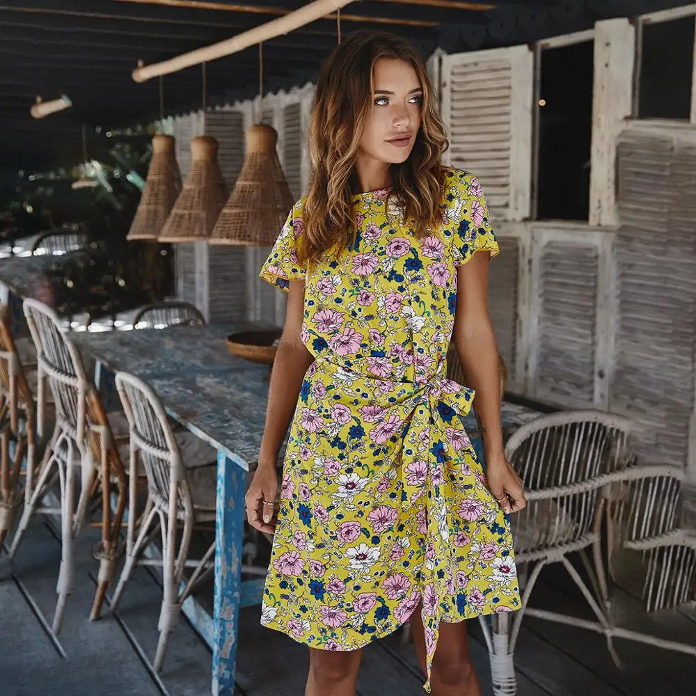 Женское короткое платье с цветочным принтом белое или черное винтажное