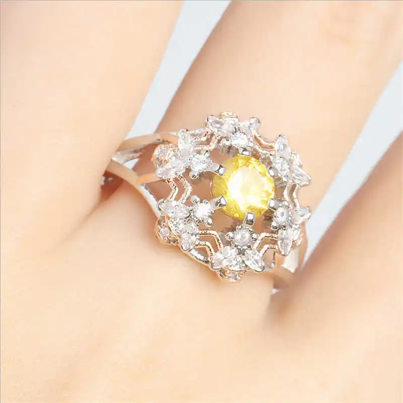 Женское кольцо с белым кристаллом желтое круглой огранкой вечерние Обручальные
