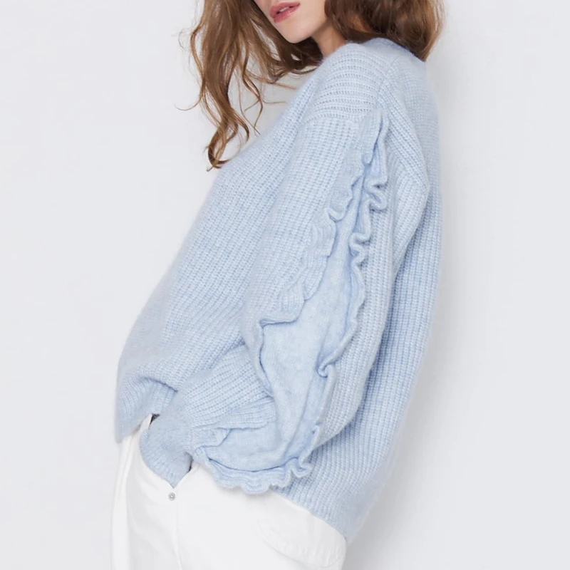 Женский трикотажный свитер с воланом круглым вырезом и оборками на рукавах |