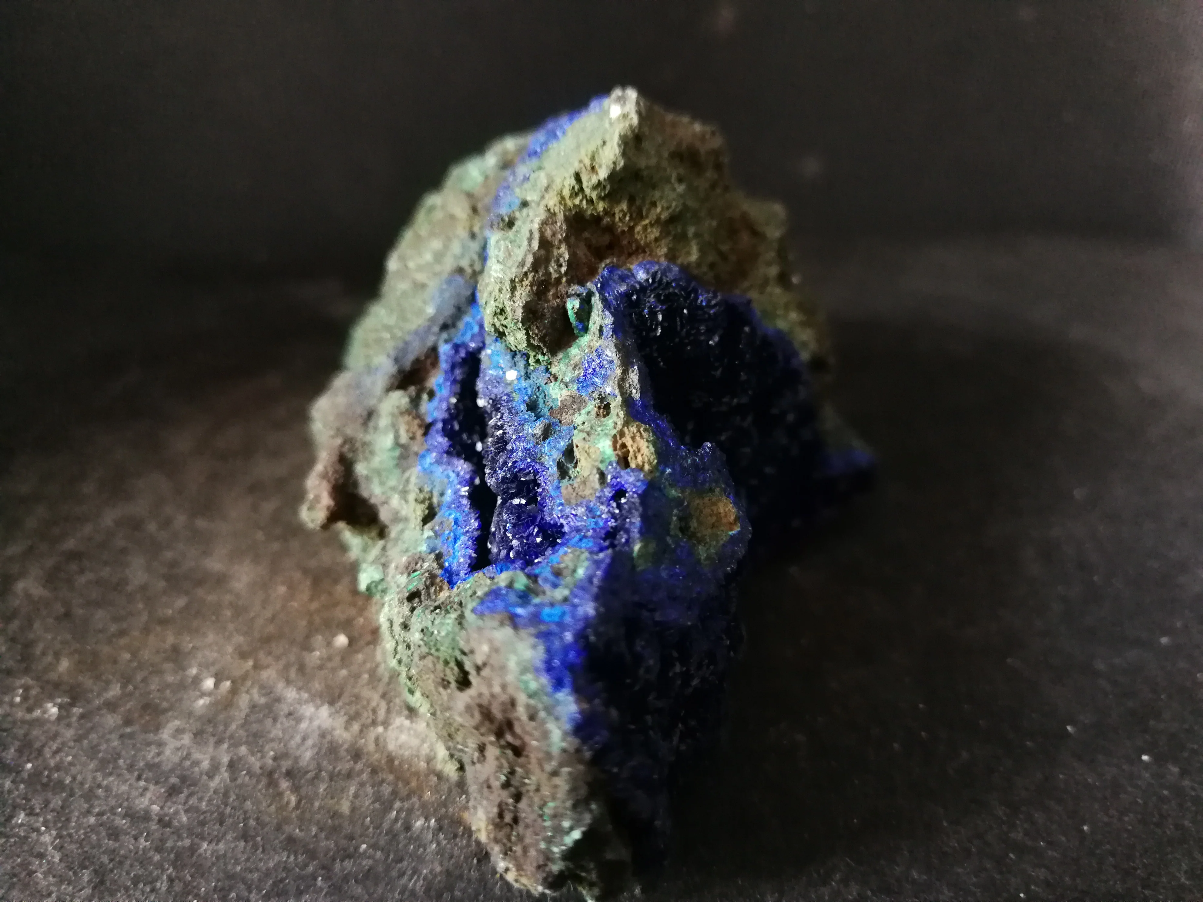 

124.9gNatural blue copper malachite is closely associated with each other