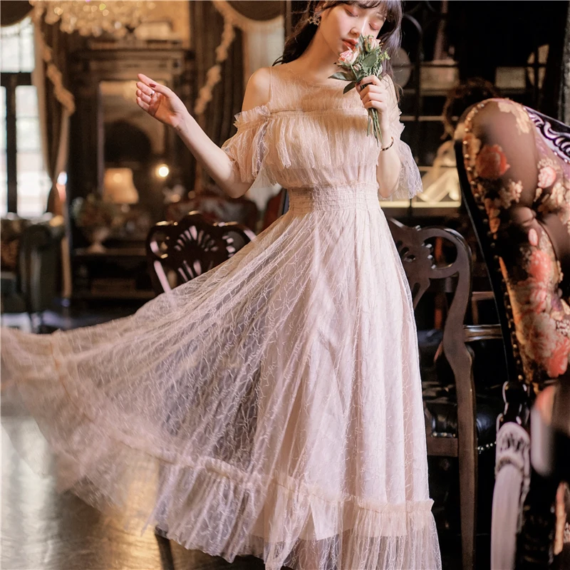 Женское платье с коротким рукавом и открытыми плечами трапециевидного