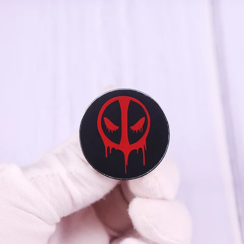 Значок с логотипом Дэдпула из «Death Of Deadpool»