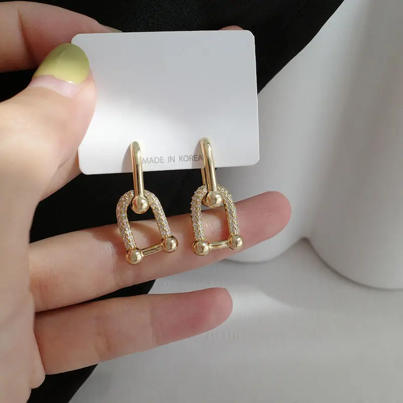

Korean version of advanced sense of small lock design two wear fashion simple web celebrity earring minority personality earring