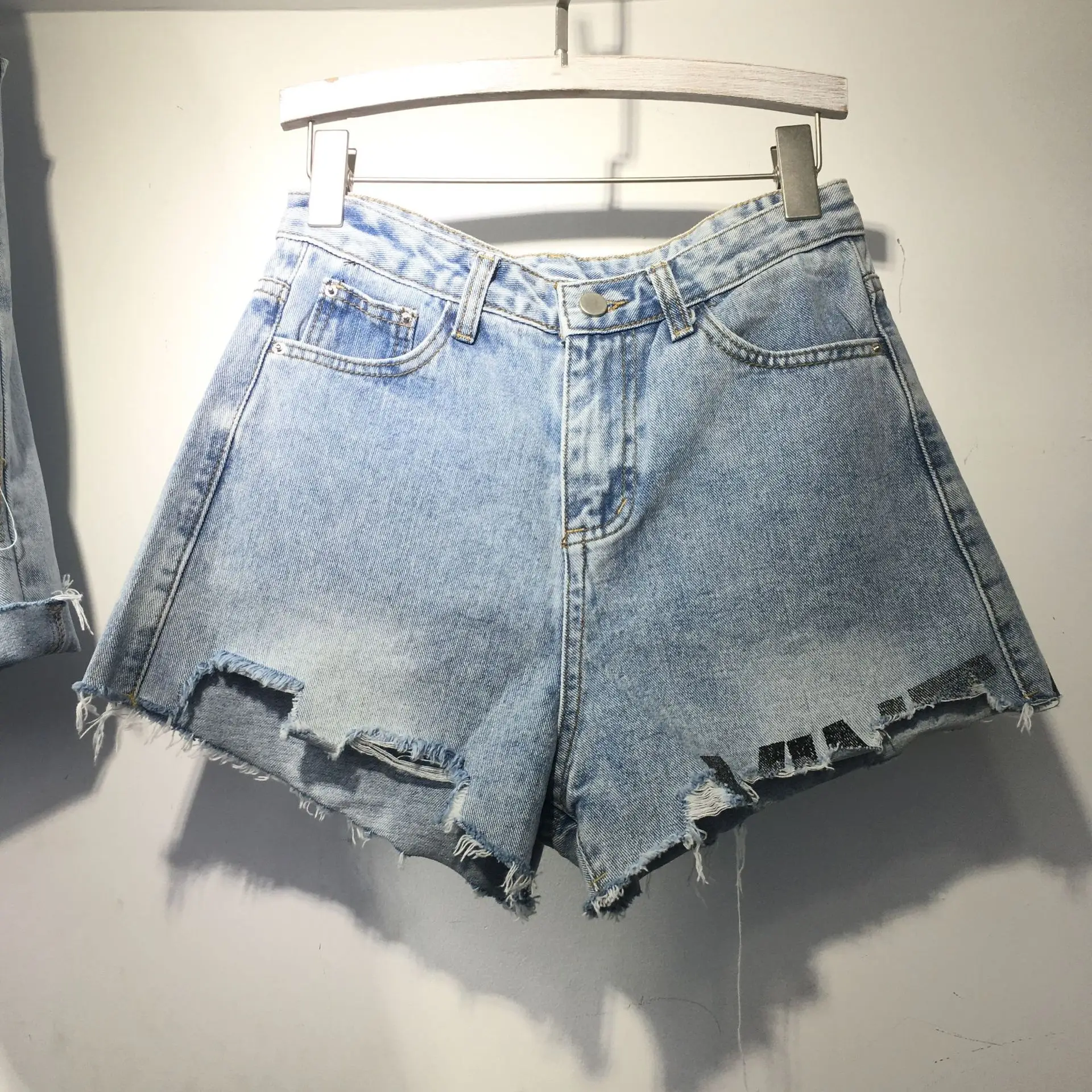 

Новые летние женские светильник синие джинсы шорты для девочек с ослабленной завышенной талией в Корейском стиле широкие модные джинсовые ...