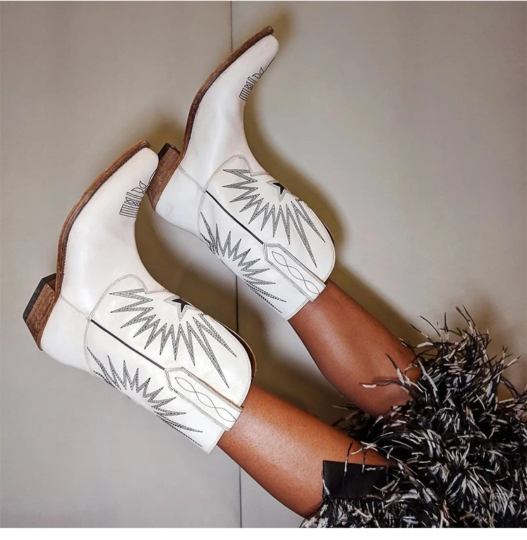 

Женские сапоги до середины икры на среднем каблуке с круглым носком из натуральной кожи с вышивкой в стиле ретро C52