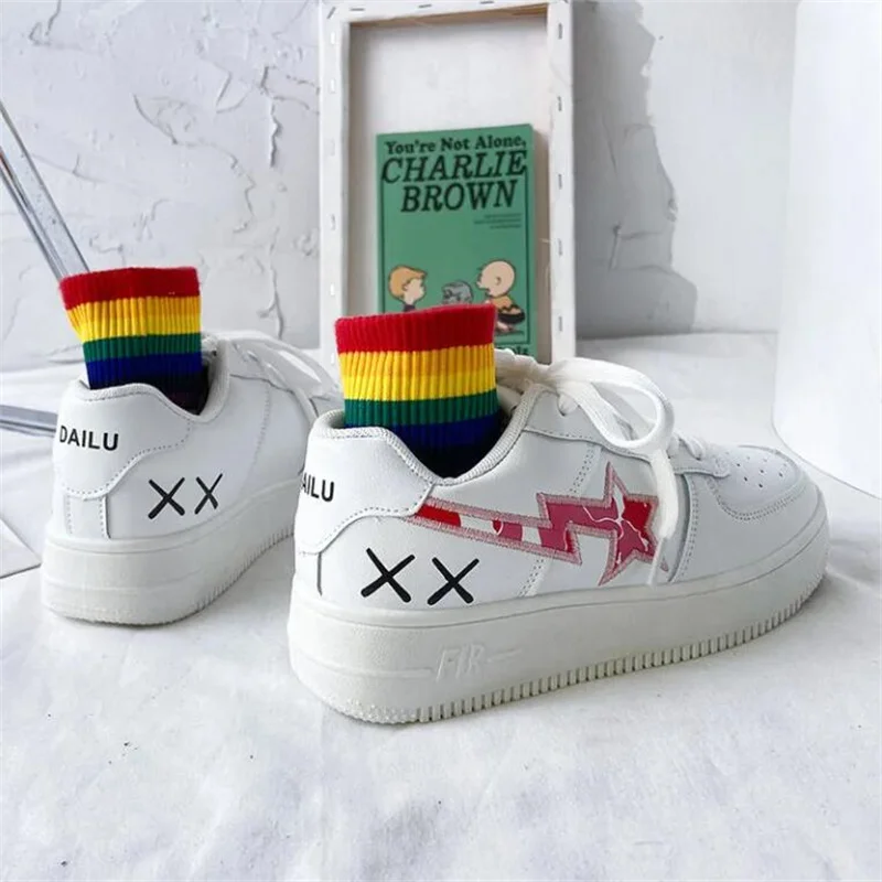 Женские кроссовки из ПУ кожи розовые на плоской вулканизированной подошве