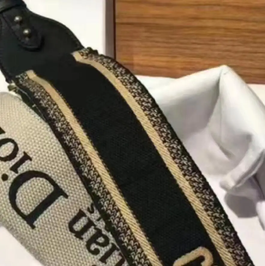 

Разница в цене за плечевой ремень или сумку diorbag