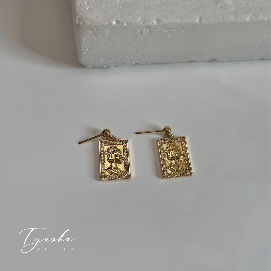 

14K Gilded Stud Earrings Queen Coin Earrings Light Luxury Minority Ins Cold Style Temperament Anti-Sensitive