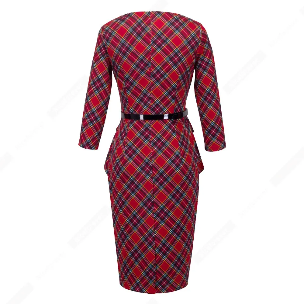 Женское клетчатое платье футляр с рюшами красного цвета для офиса и работы
