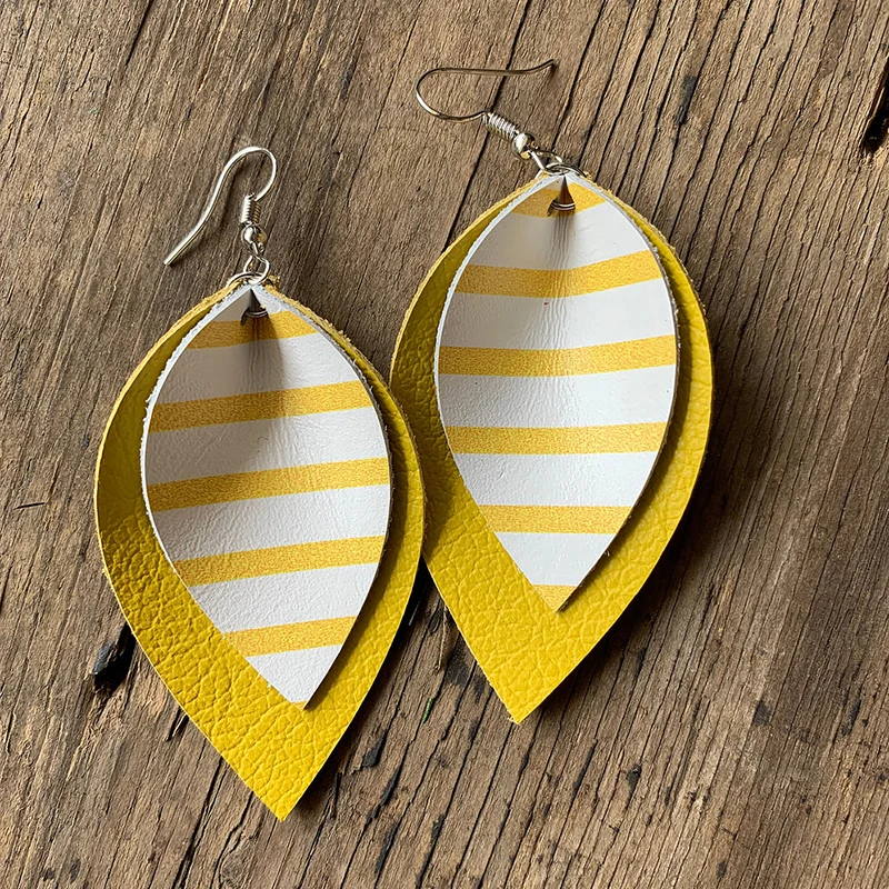 Женские двухслойные серьги капельки с разноцветными блестящими полосками в