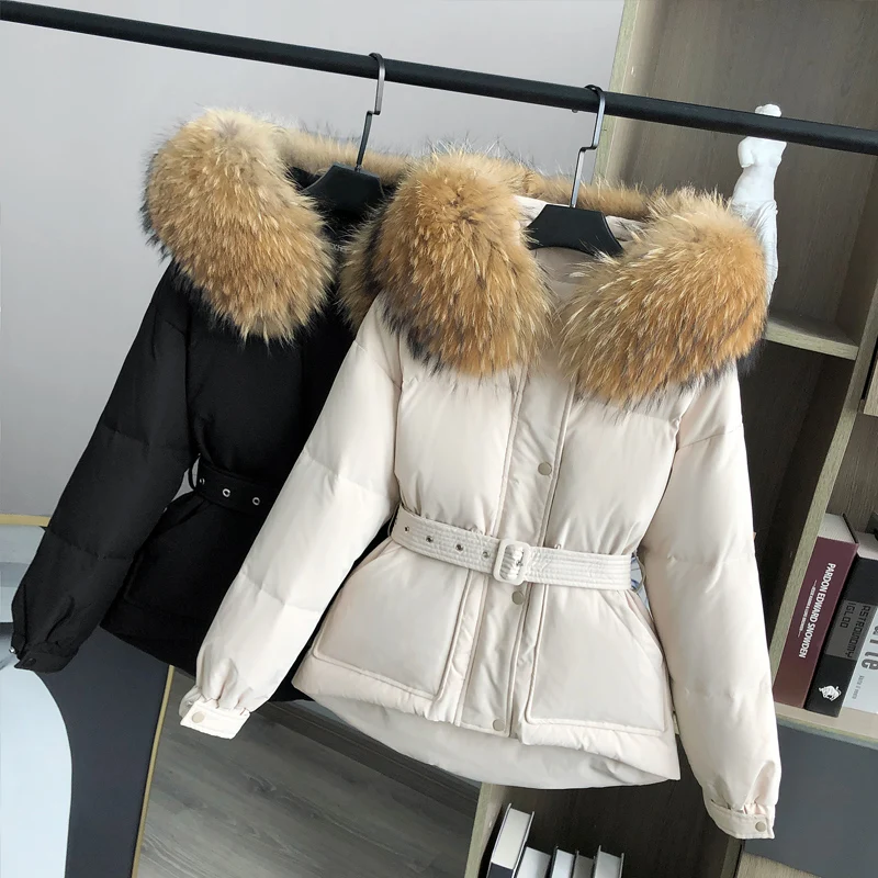 Женский пуховик с капюшоном и мехом енота на белом утином пуху | Женская одежда