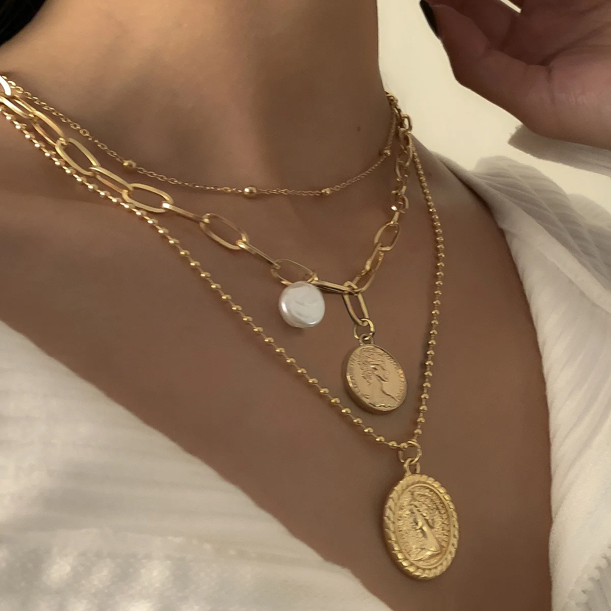 

2021 Vintage Coin Portrait Golden Pendant Necklace Women's Baroque Layered Pendant Necklace Jewelry on Neck