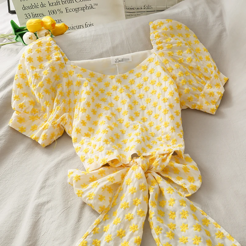 Женская рубашка с короткими рукавами и v образным вырезом ромашками облегающая