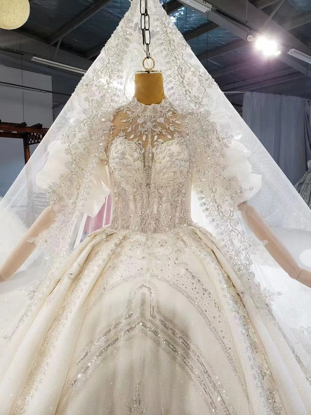 

Designer Lace Wedding Dresses High Neck Lace Appliqued Bridal Gowns Pearls Bridal Ball Gown Wedding Gown 2021 New Wedding Gown