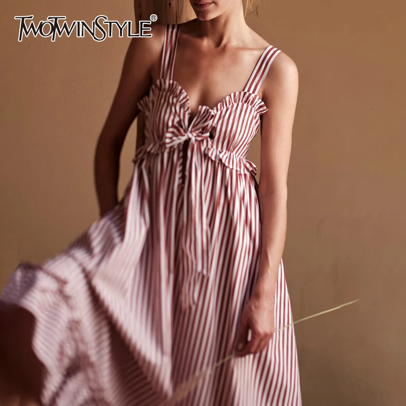 Женское платье с оборками TWOTWINSTYLE Полосатое v образным вырезом и высокой талией на
