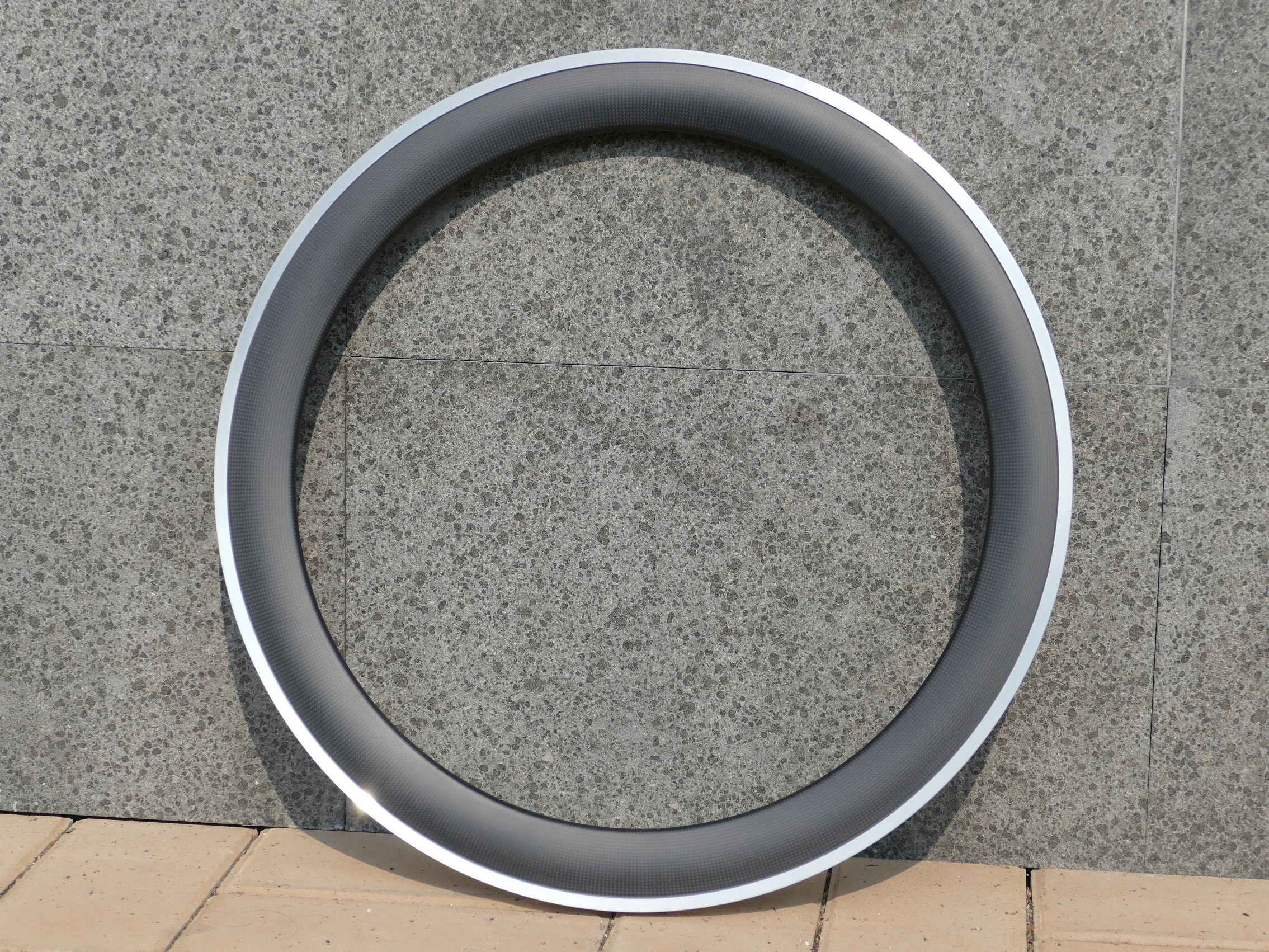 В комплект входит 1 пара ободов полностью карбоновые колесные диски для