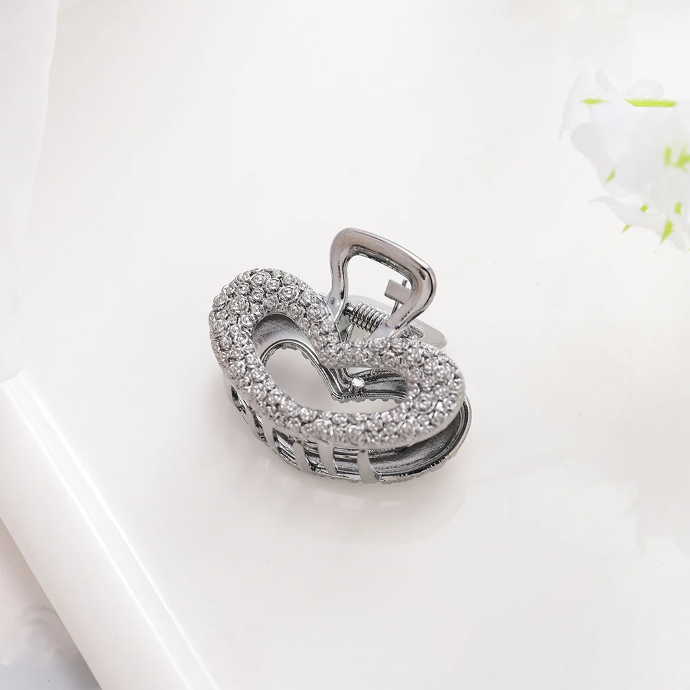 Черный пистолет покрытый металлическим сердцем коготь для волос женщин