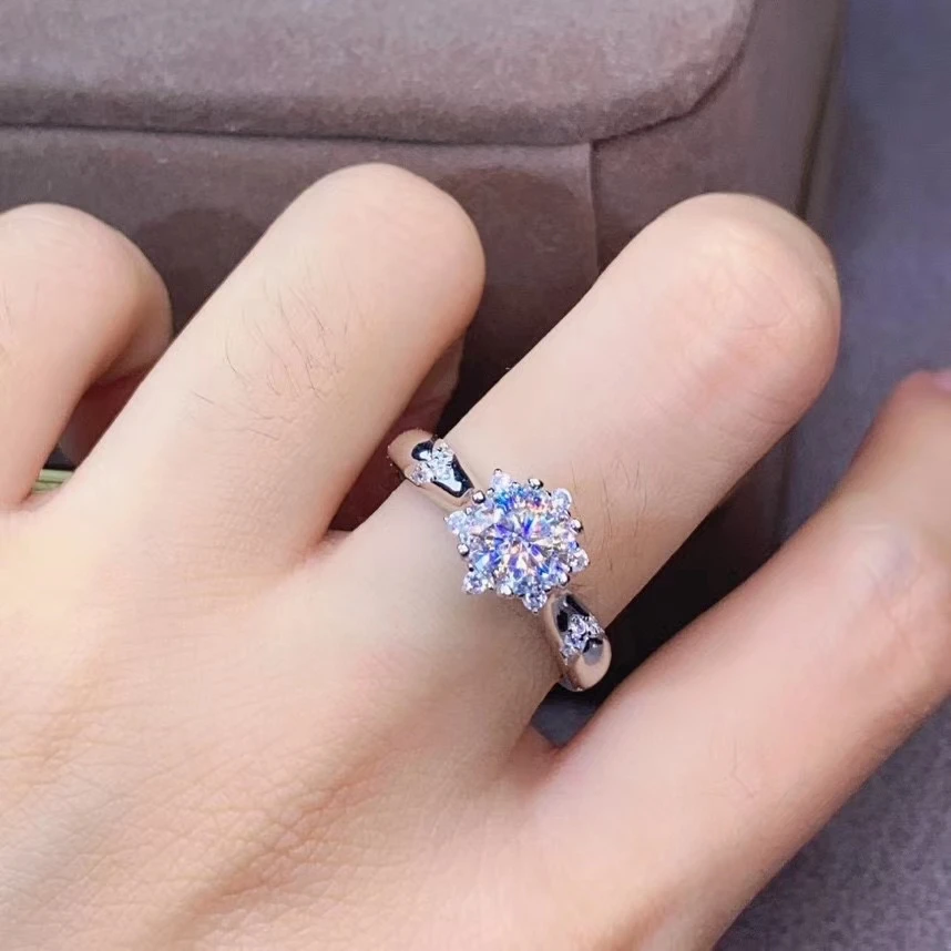 

Кольцо женское из серебра 925 пробы, с белым муассанитом 1 карат