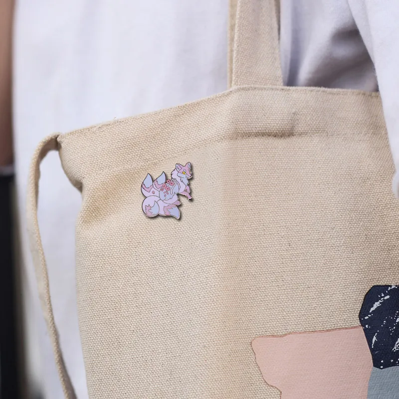 Четыреххвостый жесткий эмалевый штифт Sakura Fox | Украшения и аксессуары