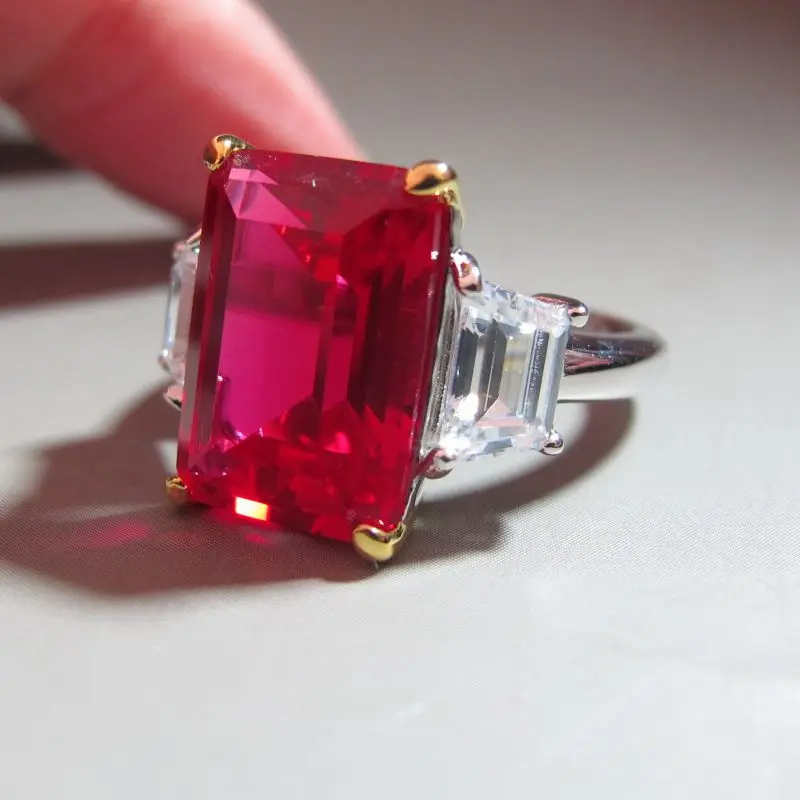 Женское кольцо с имитацией муассанита серебро 925 пробы красным камнем