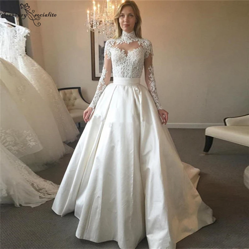 

Платье свадебное атласное с длинным рукавом и высокой горловиной