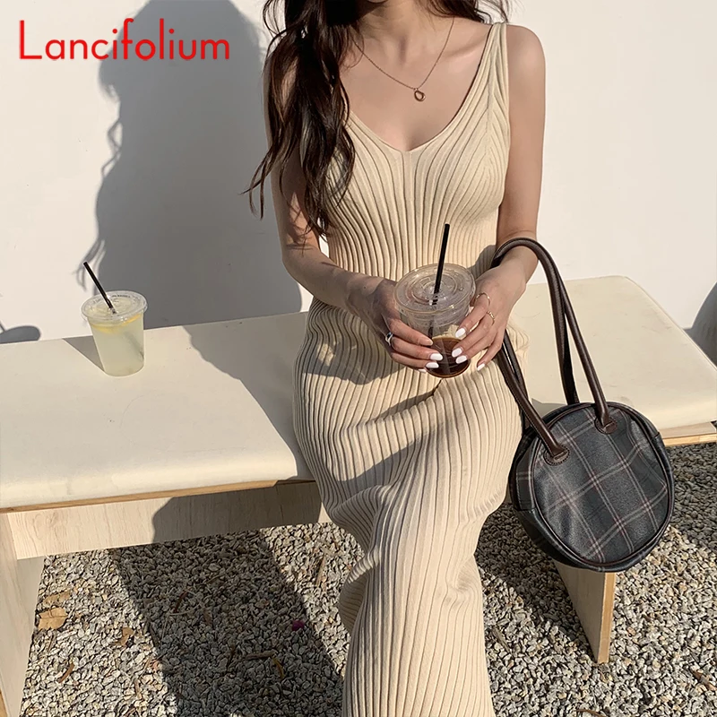 

Женское трикотажное платье-свитер средней длины, в полоску