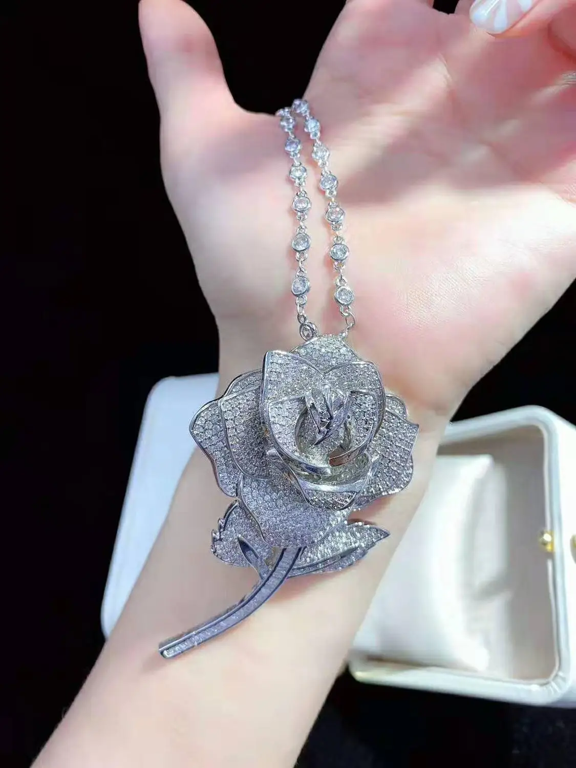 Брошь с микроскопом из циркония Нежная брошь подвеской в виде цветка ювелирное