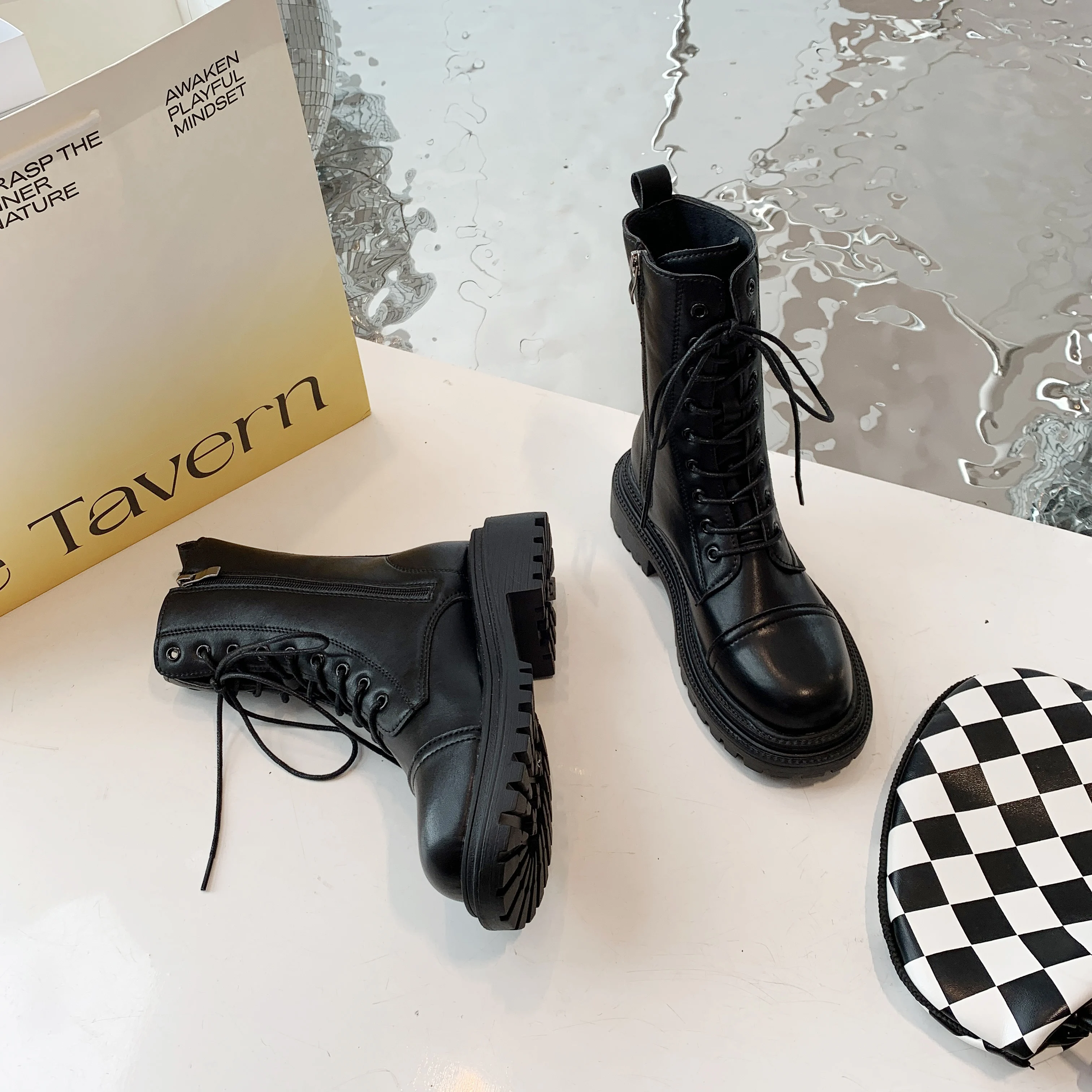 

Женские ботинки с круглым носком, на плоской подошве