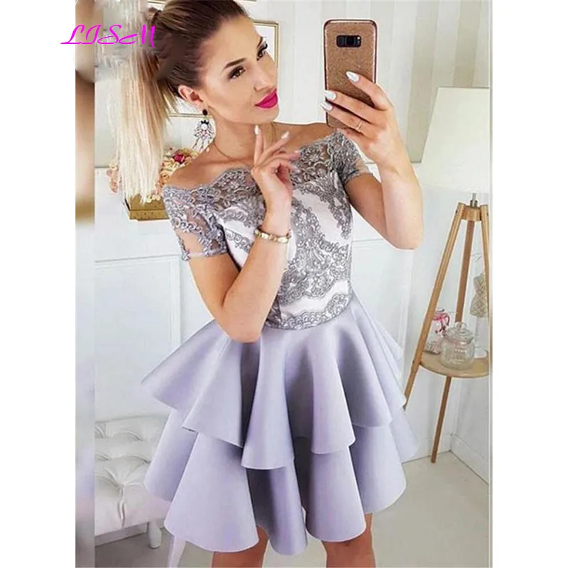 

Lilac Short Lace Homecoming Dresses Plus Size Mini Formal Graduation Dress Off the Shoulder Cocktail Prom Gowns