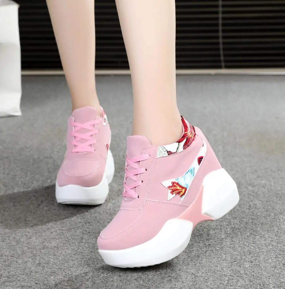 Женские повседневные кроссовки на платформе белые или черные толстой подошве со