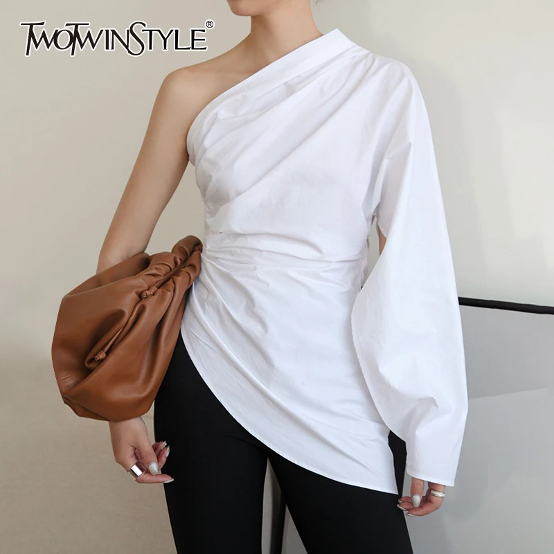 Женская Повседневная футболка TWOTWINSTYLE белая с длинным рукавом и асимметричным