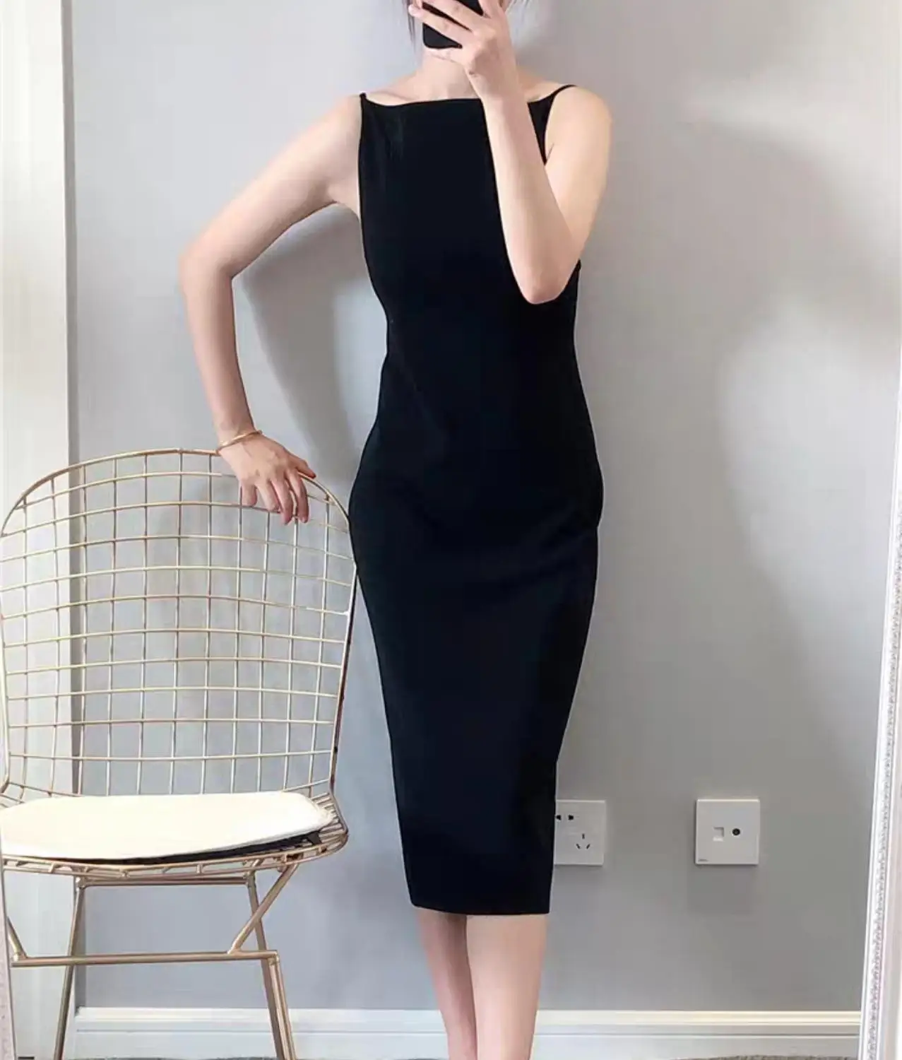 Женское платье миди без рукавов с вырезом лодочкой однотонное трикотажное