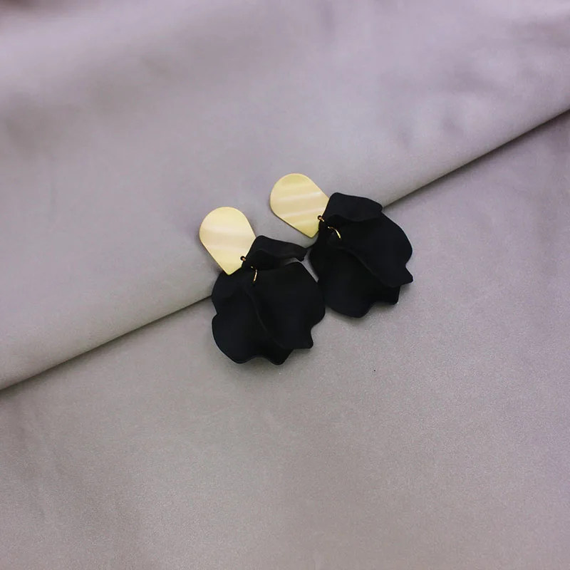 Женские серьги-гвоздики с большим цветком простые геометрические серьги