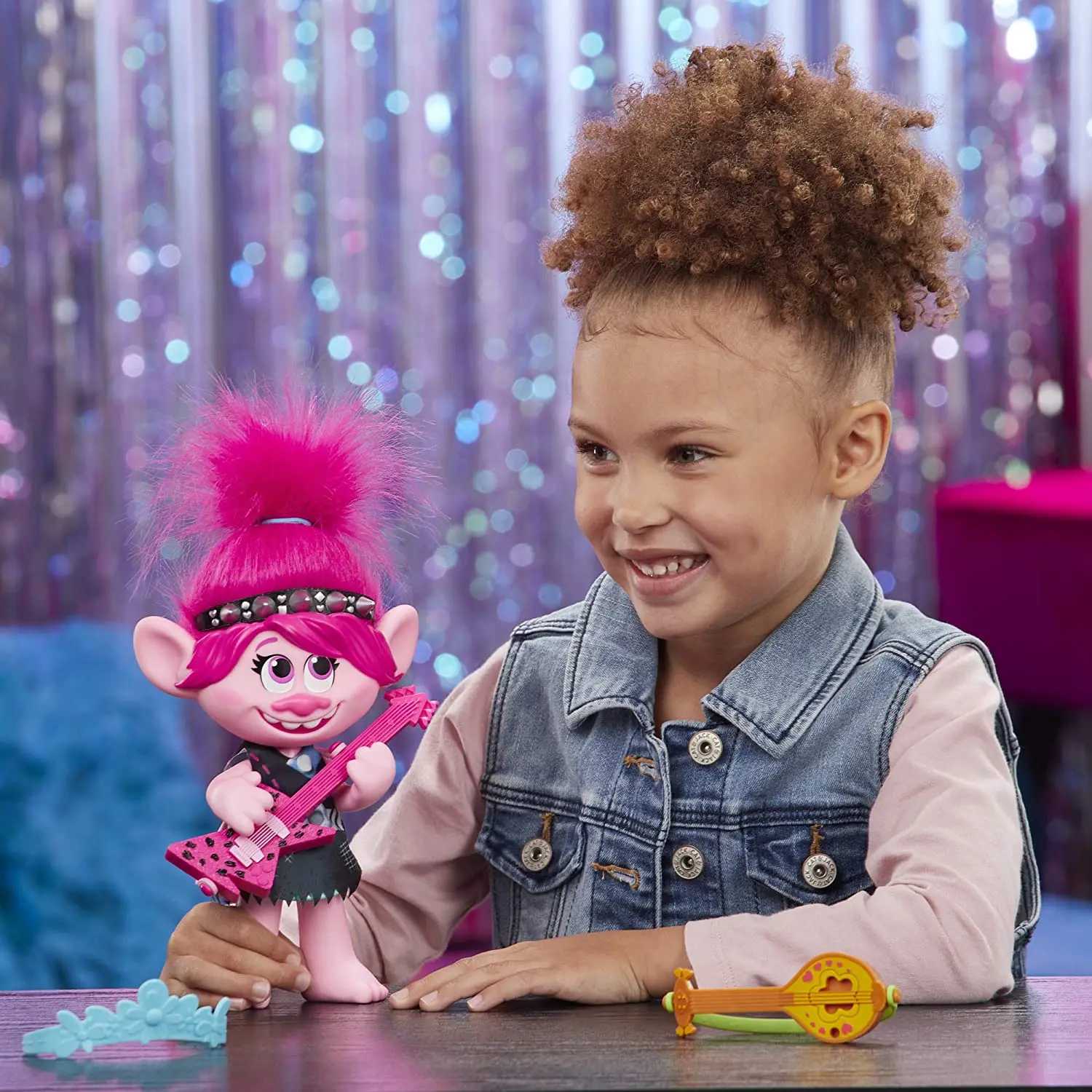 

Hasbro DreamWorks Trolls World Tour PoptoRock Poppy Muneca cantante con 2 diferentes looks y sonidos Children's Toys