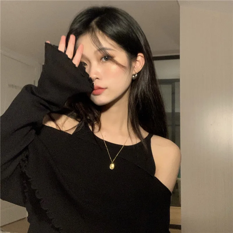 

Sweet Girl ~ Korean Early Autumn New Sexy Shoulder-Baring Stringy Selvedge Short Sweater + Camisole Set